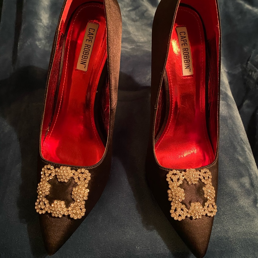 Cape Robbin Black Satin Brooch pumps